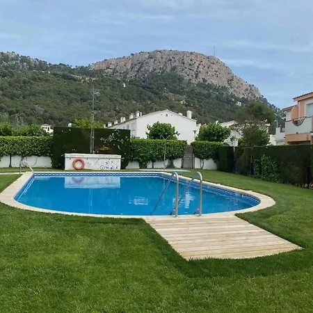 Casa Sobrestany بيت للعطل